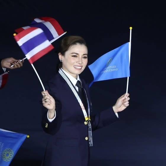 jellybunnyx789's tweet image. มีคนแอบมองแฟนเป่าคั้บเนี่ย 🫠🤔 
#ทรงพระเจริญ #ในหลวง #พระราชินีสุทิดา
#ในหลวงพระราชินี #QueenSuthida #SEAGamesThailand
#SEAGAMESTHAILAND2025