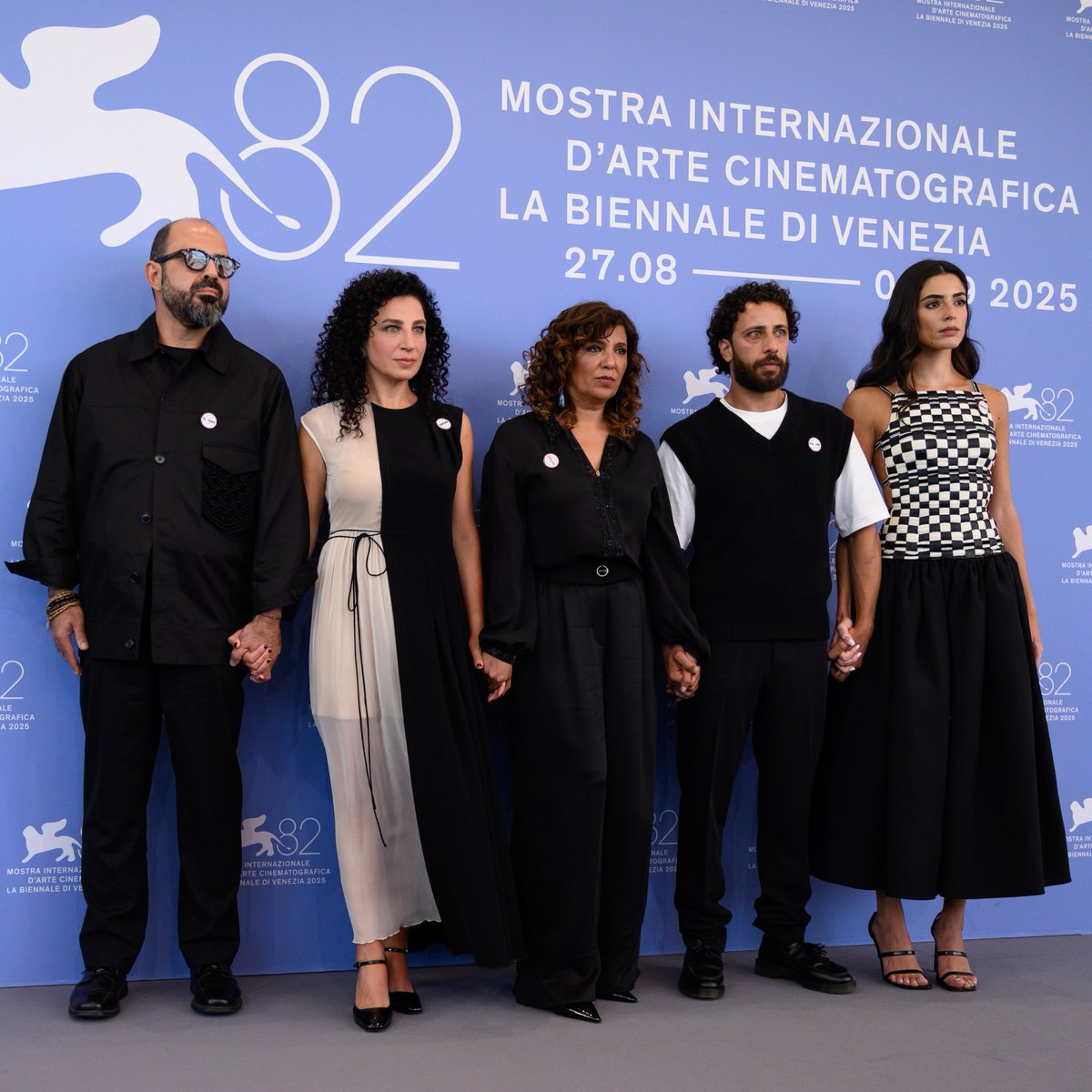 la_Biennale's tweet image. La “stagione dei premi” è ufficialmente iniziata! Congratulazioni agli otto film della #BiennaleCinema2025 #Venezia82 che hanno ottenuto 18 candidature ai #GoldenGlobes Brillano più luminosi che mai #Frankenstein, che si aggiudica cinque nomination, e il Leone d’Argento