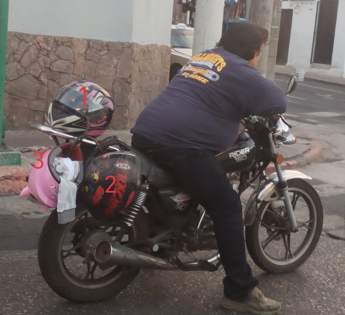 Tres cascos, sin uso, andan de paseo, será ignorancia, ineptitud, negligencia o arrogancia, de cualquier manera, se pone en peligro así mismo y compromete a terceros a la hora de un percance