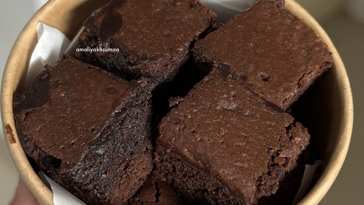 — BROWNIES BITE PETIT BITE

s.shopee.co.id/30goJpG3sG

gaboong tapi ini enak bgt, brownies terchewy deh, pas ngunyah tu ndul bamget di mulut. topingnya juga banyak, aman dikirim ke riau yh (3-4 harian)

selain mbun, ini masuk top brownies aku, ga kemanisan👍🏻
