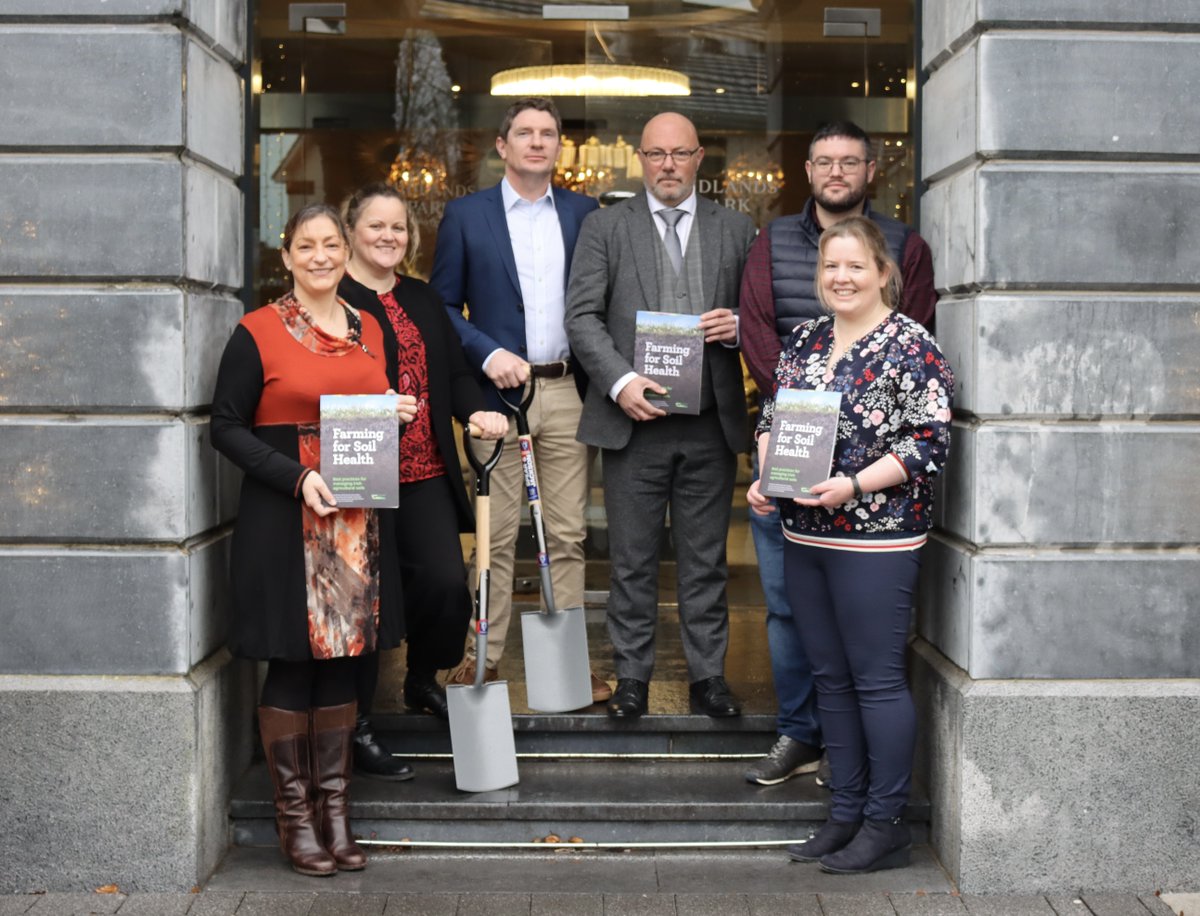 The Farming for Soil Health handbook, which was launched recently, aims to share practical, evidence-based principles on soil health that farmers, growers, and advisors can use to manage their soils more effectively.
Find it here bit.ly/3MmsqVX