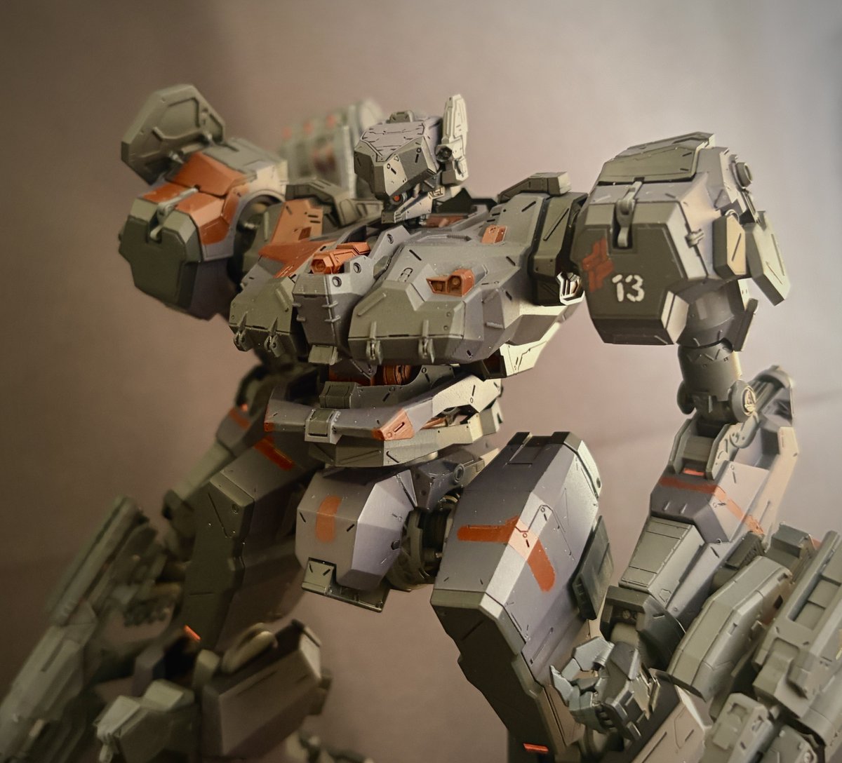 #今年造った最高傑作で２０２５年を振り返る
私が選ぶ最高傑作はJUNROさんのガレージキット「テンダーフット」です。
とにかく色分けを徹底しました！！！
ディテールがとても細かく、かっこ良すぎます😭
初めてのガレキというのもあり、必死に作りました！！
一生惚れ惚れしてます😌