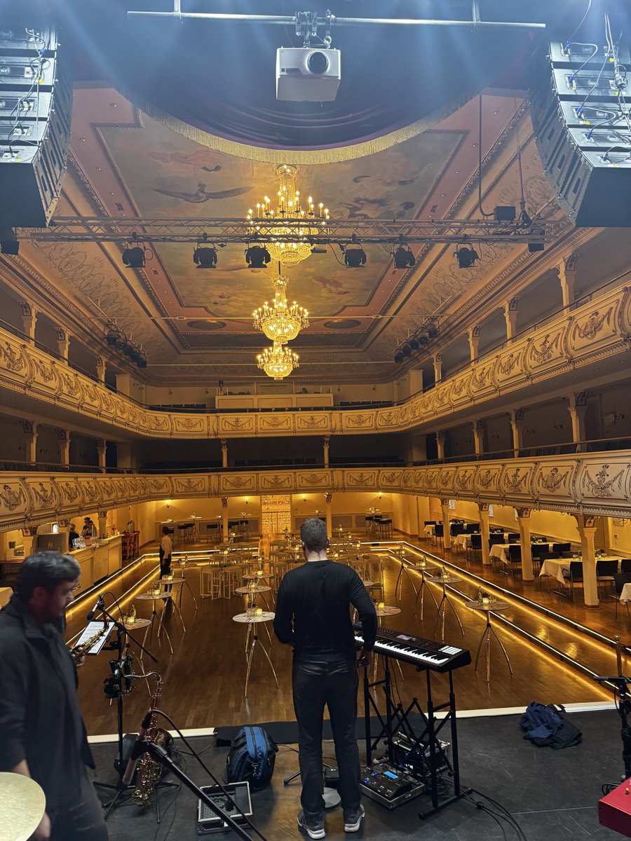 Die Tische sind gedeckt! Unsere Weihnachtsfeier im Kaisersaal kann gleich beginnen!

#FunkeThüringen #mediengruppethüringen