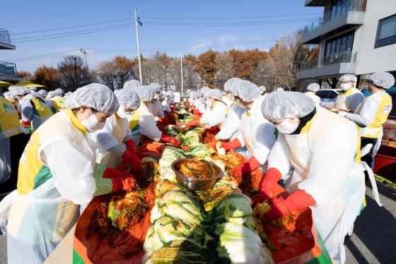 ponder221819's tweet image. Zion Mission Center Class 116 graduates from Peter Tribe and Andre Tribe shared warm kimchi with veterans and neighbors.

Read more: tinyurl.com/2x32bebs

#ShincheonjiVolunteer #Class116 #PeterTribe #AndreTribe #LoveInAction #manheelee