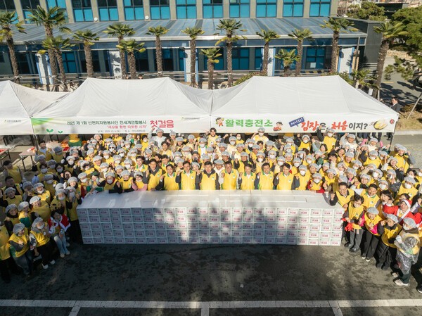 ponder221819's tweet image. Zion Mission Center Class 116 graduates from Peter Tribe and Andre Tribe shared warm kimchi with veterans and neighbors.

Read more: tinyurl.com/2x32bebs

#ShincheonjiVolunteer #Class116 #PeterTribe #AndreTribe #LoveInAction #manheelee