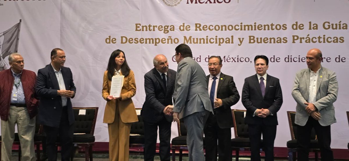 EdgarSallard's tweet photo. Participamos en la reunión anual de INAFED en la cual se hace entrega del reconocimiento a los Gobiernos Municipales mejor evaluados de la guía del desempeño y buenas prácticas municipales, resultando el municipio de Guaymas el mejor evaluado este año. Nuestro reconocimiento a la Dra @karlacordova15 por su gran compromiso y liderazgo en su gestión de gobierno y desde luego a todo su equipo de funcionarios.#SonoraMunicipalista 
#SonoraDeOportunidades