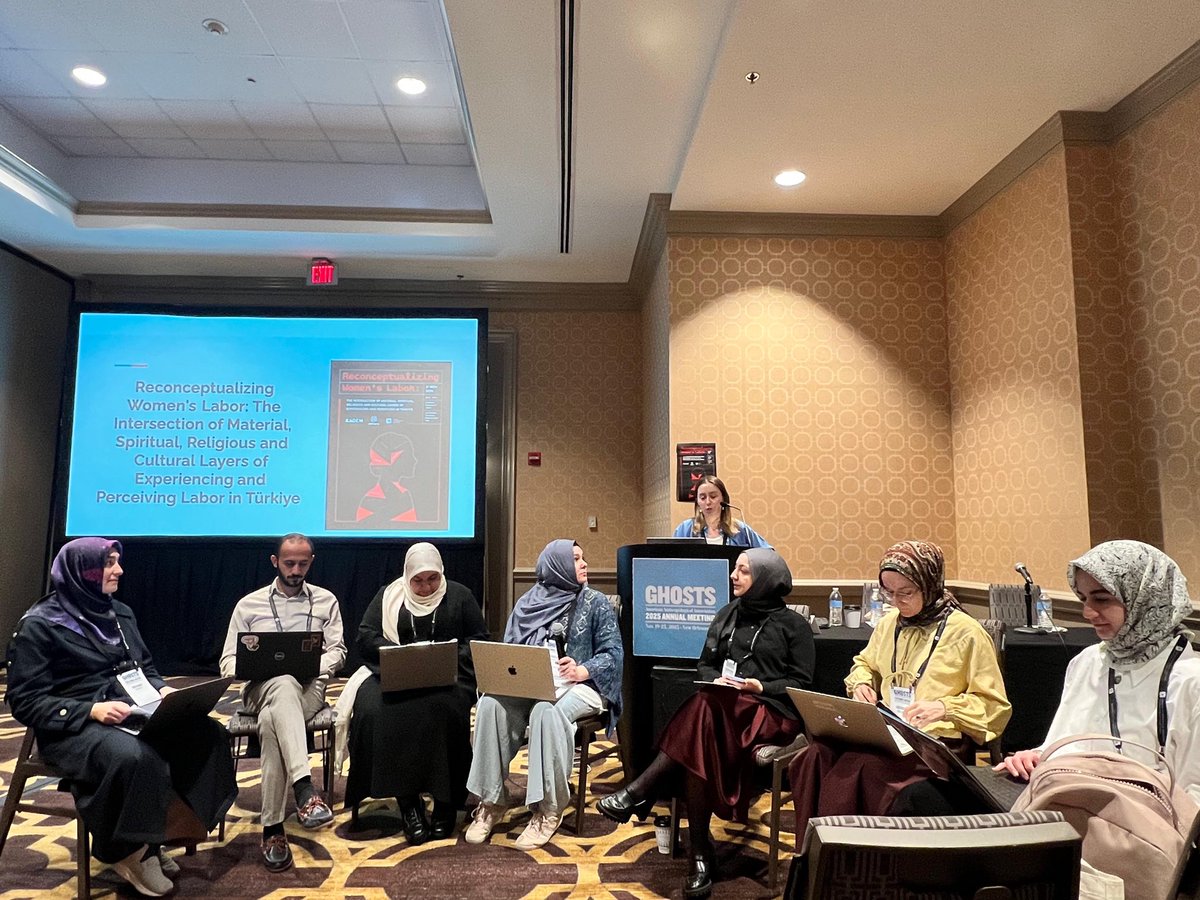 KADEM olarak American Anthropological Association (AAA) Annual Meeting 2025’te, Türkiye’nin 12 şehrinde yürüttüğümüz nitel saha araştırmalarını üç panelle uluslararası akademiyle paylaştık.📚

Kadın emeğinin maddi ve manevi boyutlarını, dizilerde temsil edilen erkeklik