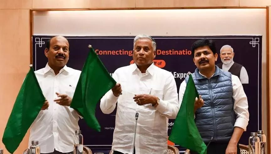 AndhraCommunity's tweet image. 🚨 Tirupati &amp;amp; Shirdi now connected directly by train! 🙏✨

The newly flagged-off Tirupati–Sainagar Shirdi Express will run with 31 important stops, including:
➡️ Nellore
➡️ Guntur
➡️ Secunderabad
➡️ Bidar
➡️ Manmad
…and more 🚆🌏

#Tirupati #Shirdi #Pilgrimage #IndianRailways