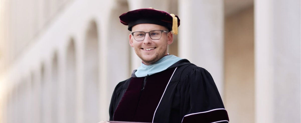 Meet Dr. Chris Butcher! He shared about finding a home, a family &amp; purpose at #EKU. He emphasized the importance of creating moments of opportunity &amp; joy. Congrats to him and all 1,120 Fall #EKUGrads! More about his special story in the link below! 👇
🔗: eku.edu/news/three-tim…