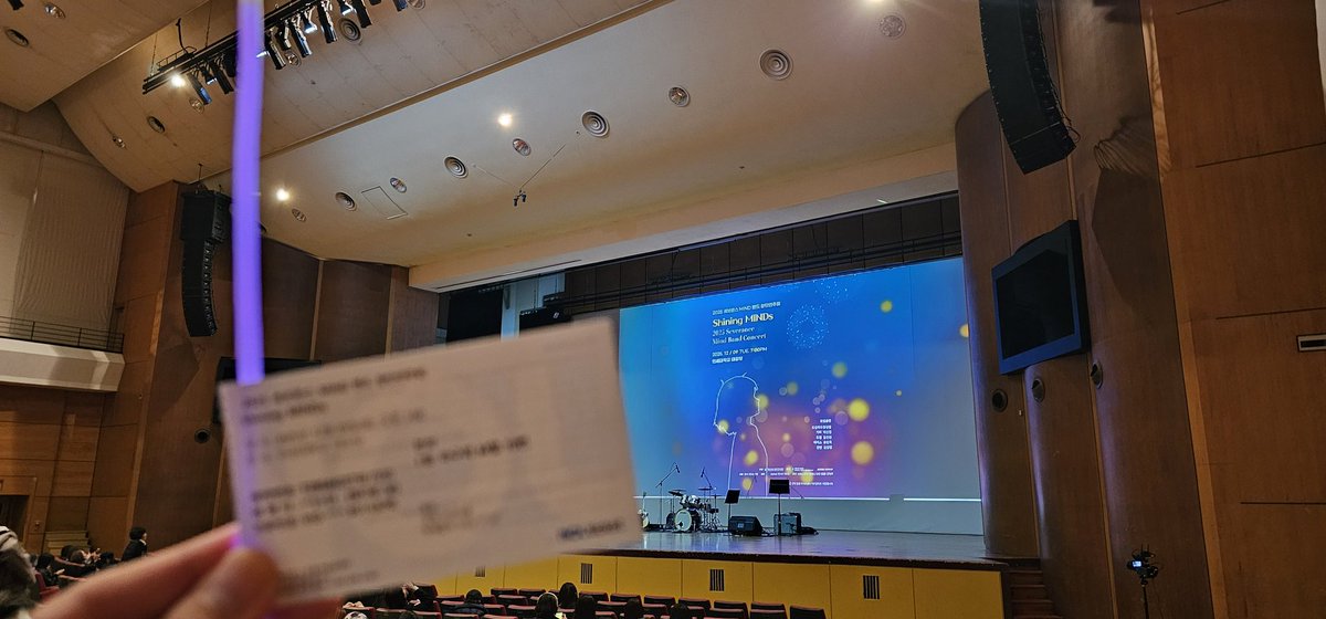 오늘 공연보며 나만운게아니였어ㅎㅎ
일단 윤기 ~~제자이름하나하나 불러준게넘 감동였고
아이들 공연보는데 대견함으로 울고~
꼬맹이가 나보다말잘하고 날 위로해줘 또 울고ㅎㅎ
윤기가 하고싶은 방향성이 무엇인지 알것같아 행복한 시간였슴돠~~
민윤기 존경한다!!!
얘들아 수고했어♡