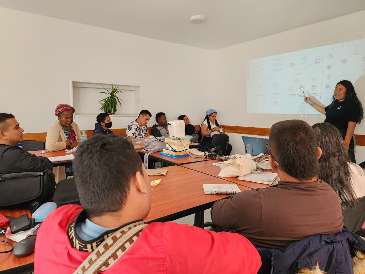 #Paz 🕊️ | Agradecemos a Stefany Ramos, Enlace Temática Étnica de la <a href="/CsiviComunes/">Csivi-Comunes</a>, por compartir con nuestra directiva y vocerías nacionales una jornada de pedagogía e intercambio sobre el Acuerdo Final de Paz.

Un espacio fundamental para avanzar en una agenda conjunta,