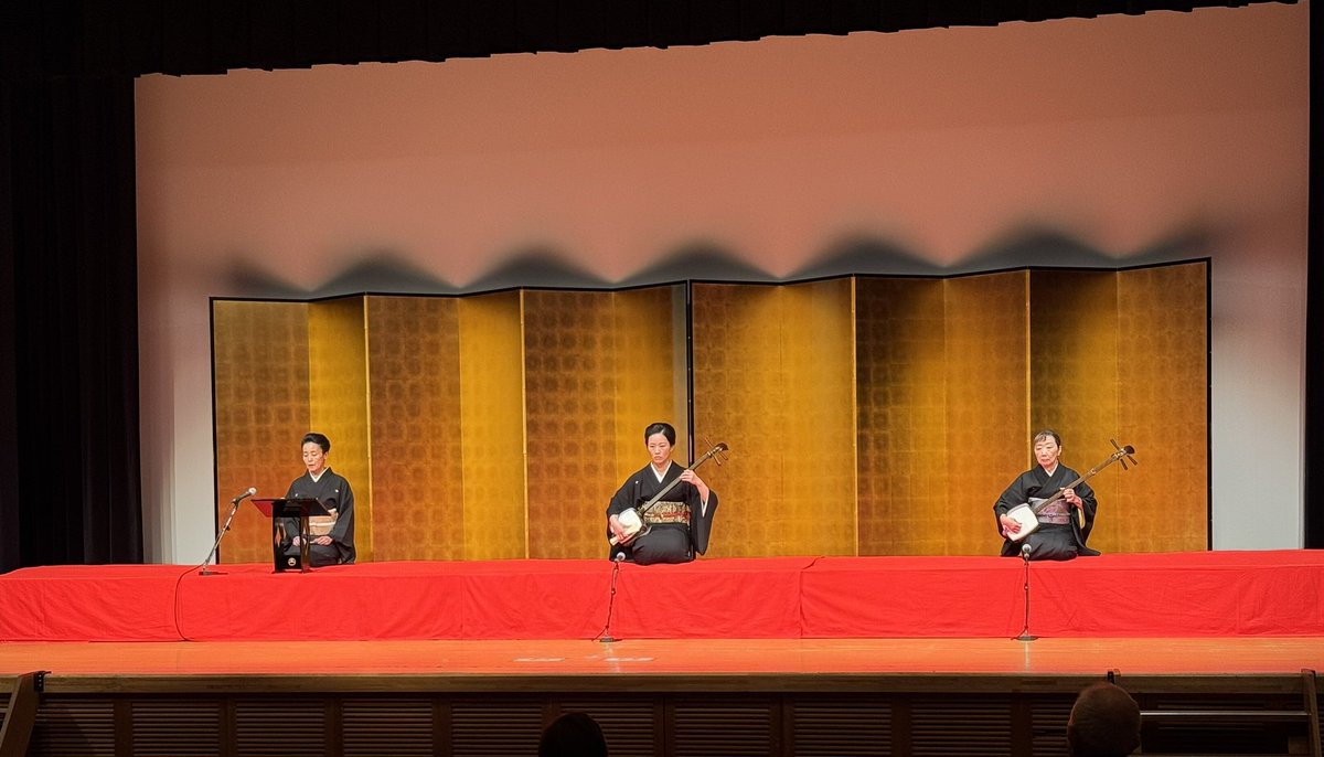 flying_miya's tweet photo. 12月7日（日）の新内合同演奏会@神楽坂劇場にて、 岡本文弥作品『ふるあめりか』を演奏いたしました。 ご来場のみなさま、誠にありがとうございました。

浄瑠璃：岡本宮弥 三味線：岡本宮慶 上調子：岡本文之助 https://t.co/HewWdO9aQh