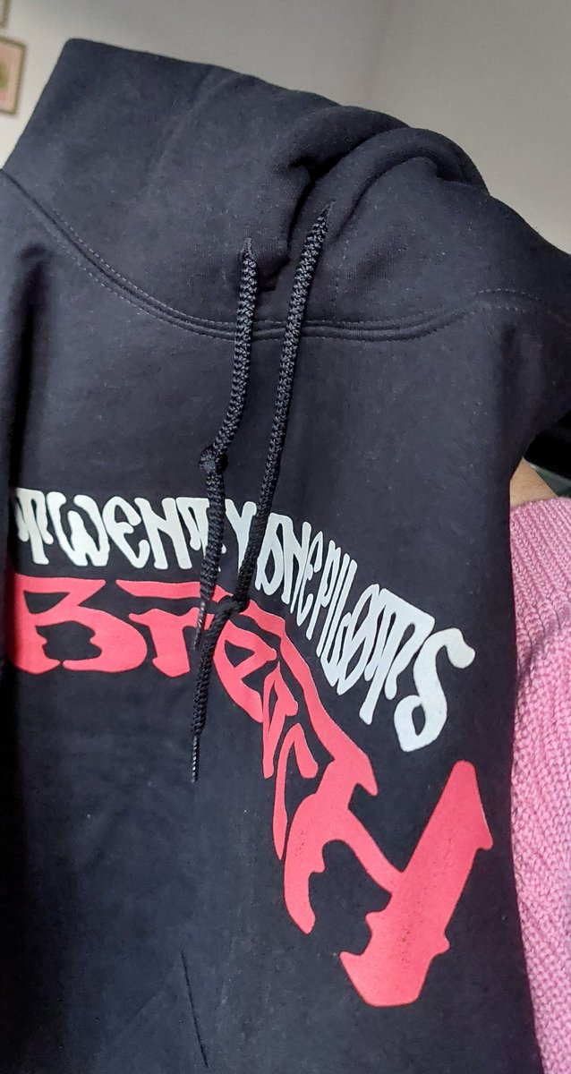 keromoo_'s tweet photo. got my breach fear hoodie and the print is gorgeous and big but..... why does it have strings...... according to the pictures on their store and photos other ppl posted it's not supposed to have any 🧍‍♀️ I'm quite disappointed honestly https://t.co/zvsbsneQed
