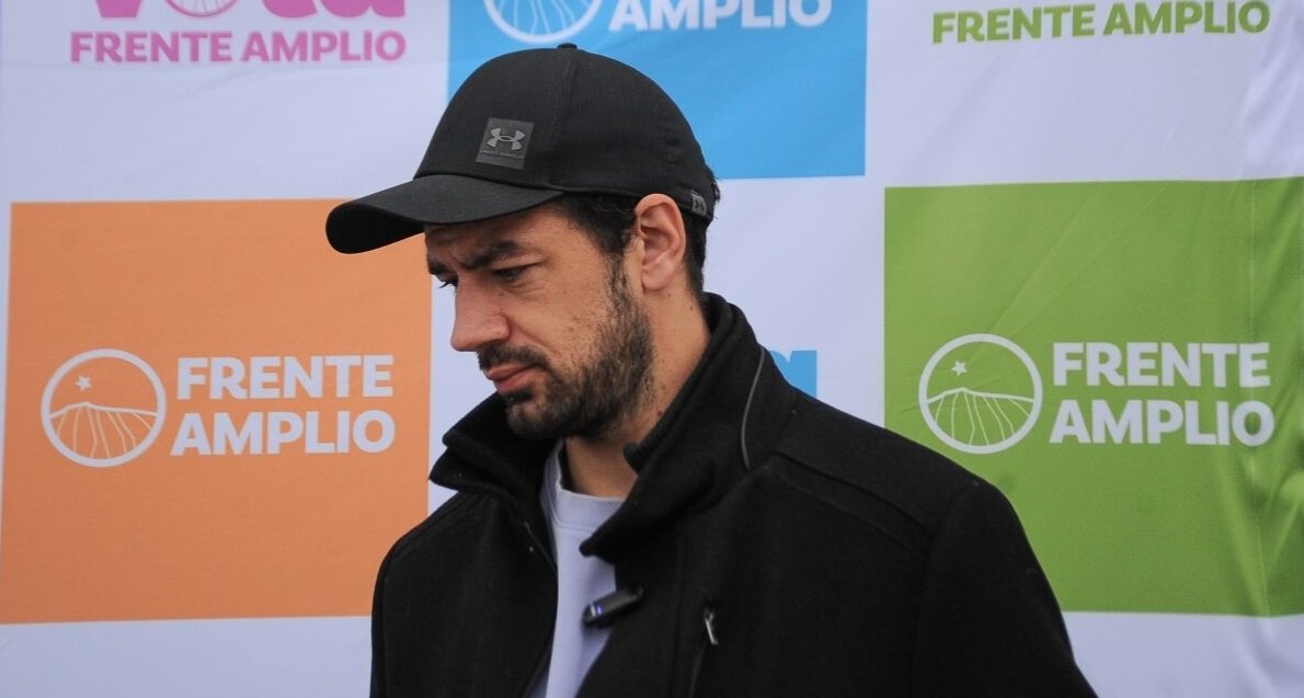 GAMBA_CL's tweet photo. QUÉ HOMBRE: Tomás Vodanovic inventó su quinta enfermedad seguida para no hacer campaña por Jara https://t.co/iLbguN5iyo https://t.co/I2TVOCMomE