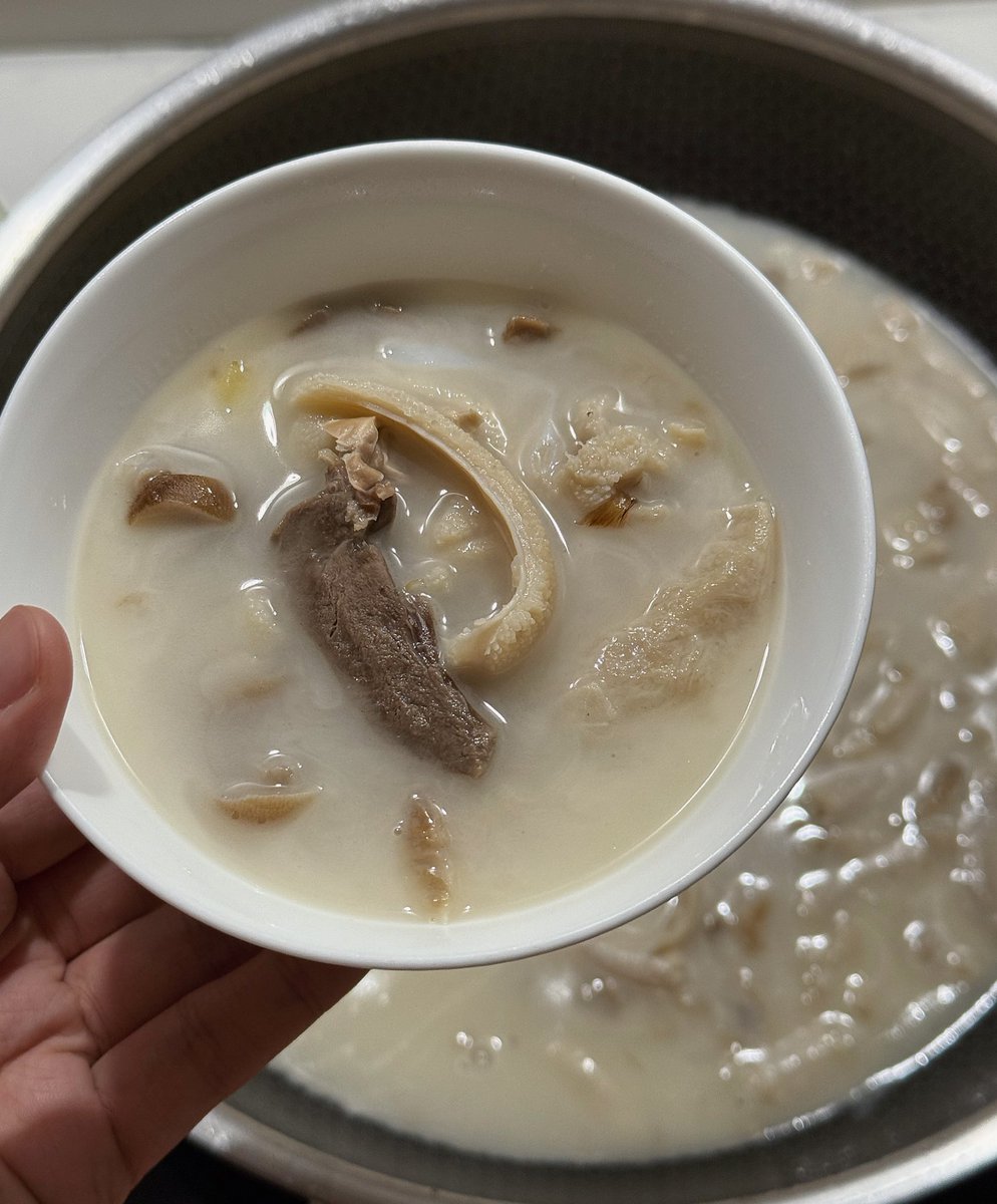 MilkyWayDet_'s tweet photo. 山姆新上了羊杂，于是买了一份烧汤，没想到居然真的能煮出这样奶白色的汤 https://t.co/vp1GSYsm5P