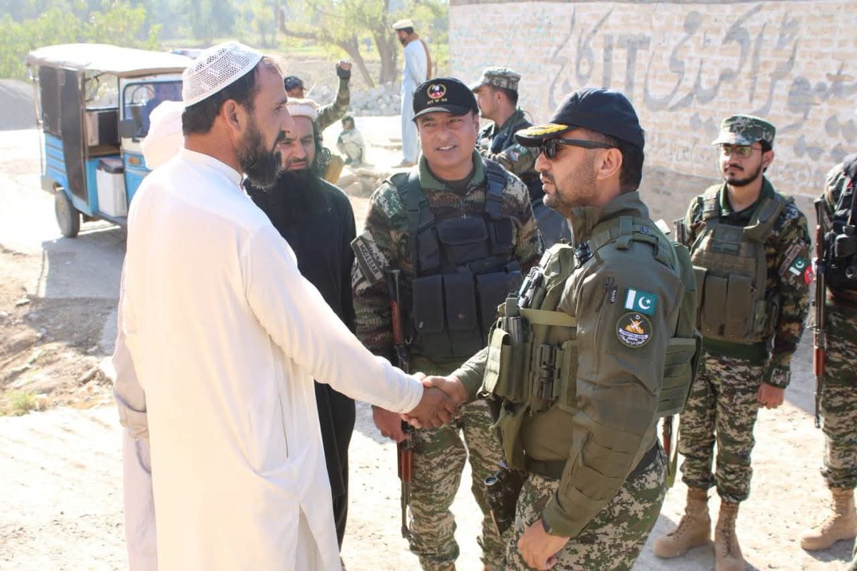 KPFrontLine's tweet photo. 🚨⚡#UPDATE: The Gomal Scouts commander visited the Kot Khadak post, met locals, and asked for cooperation to improve security. The locals promised full support.

#Gomal #FC #KP https://t.co/cOQMdZY21z