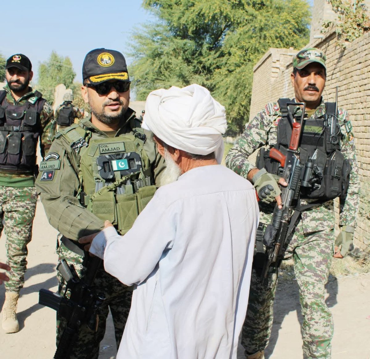 KPFrontLine's tweet photo. 🚨⚡#UPDATE: The Gomal Scouts commander visited the Kot Khadak post, met locals, and asked for cooperation to improve security. The locals promised full support.

#Gomal #FC #KP https://t.co/cOQMdZY21z