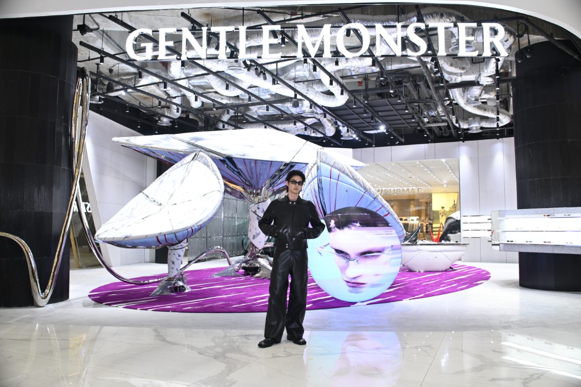 otpcnews's tweet image. หล่อเกินต้าน! &quot;ไบร์ท วชิรวิชญ์&quot; ร่วมเปิด HAUS NOWHERE BANGKOK พร้อมชม TAMBURINS แห่งแรกในอาเซียน และ GENTLE MONSTER ที่ใหญ่ที่สุดในไทย

#bbrightvc 
#GentleMonsterxBRIGHT     
#BrightxHausnowherebangkok
#HausNowhere 
#HausNowhereBangkok 

&quot;ไบร์ท วชิรวิชญ์&quot; @bbrightvc…