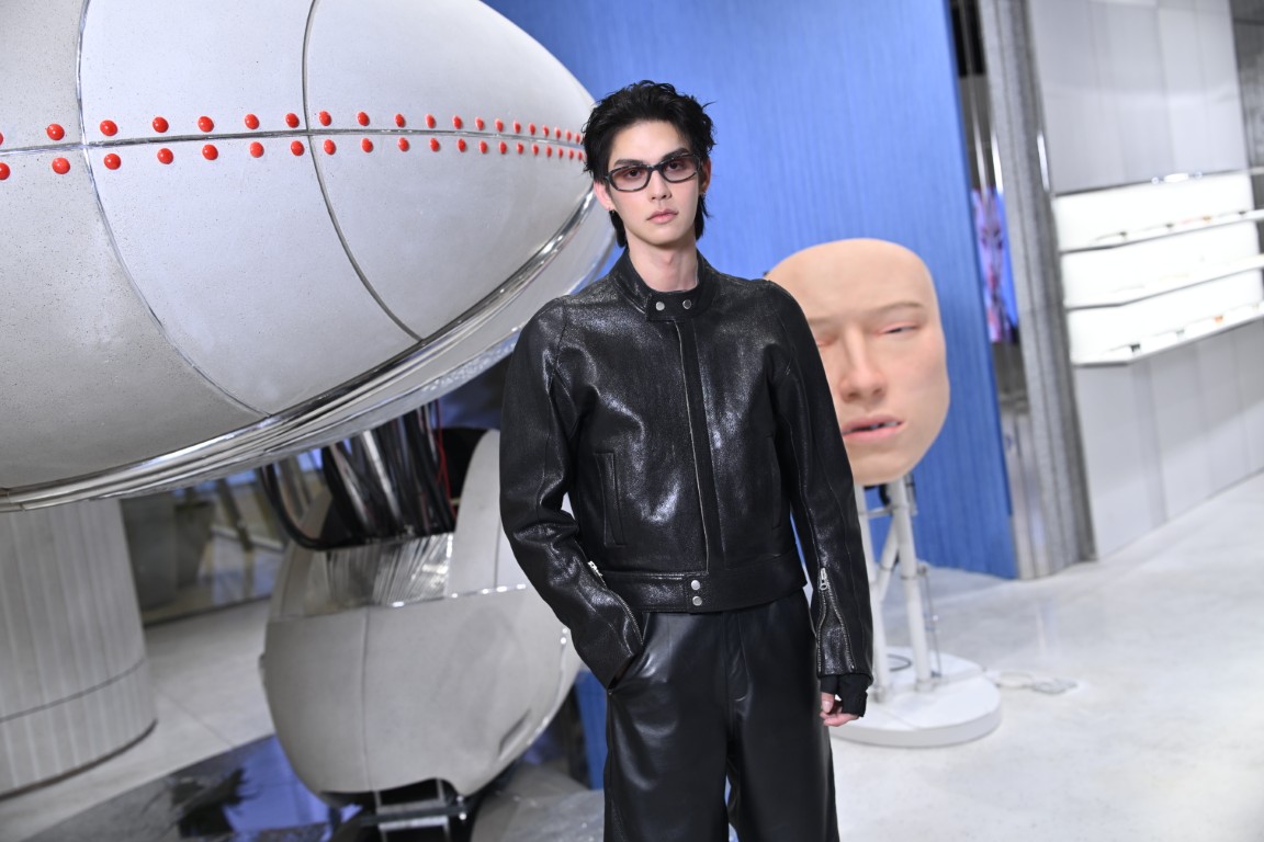 otpcnews's tweet image. หล่อเกินต้าน! &quot;ไบร์ท วชิรวิชญ์&quot; ร่วมเปิด HAUS NOWHERE BANGKOK พร้อมชม TAMBURINS แห่งแรกในอาเซียน และ GENTLE MONSTER ที่ใหญ่ที่สุดในไทย

#bbrightvc 
#GentleMonsterxBRIGHT     
#BrightxHausnowherebangkok
#HausNowhere 
#HausNowhereBangkok 

&quot;ไบร์ท วชิรวิชญ์&quot; @bbrightvc…