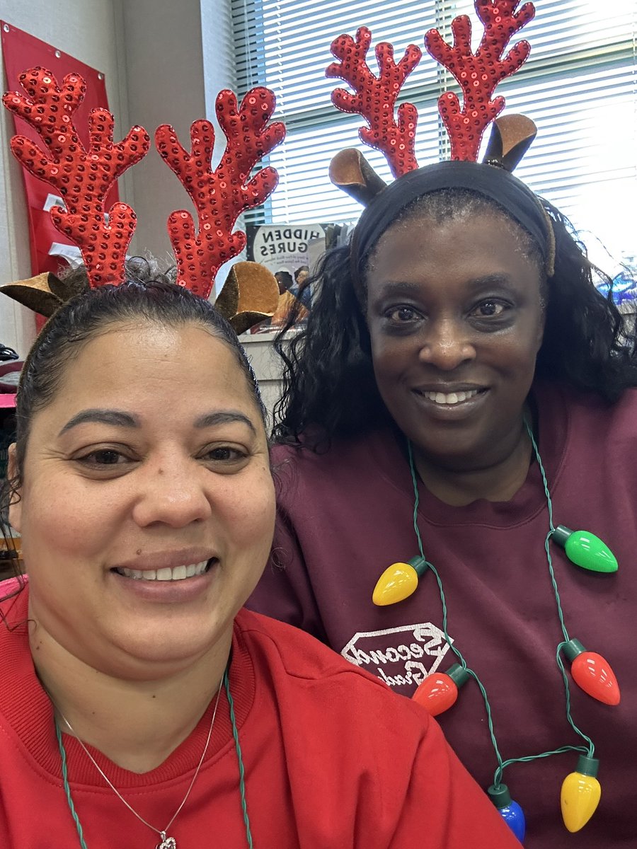 VeronicaNewsom4's tweet image. 🎄✨ Reindeer vibes activated! 🦌❤️
Spreading holiday cheer with my favorite teammate and our festive antlers.
May your day be merry, bright, and full of laughter! 🎅🏽💡 #HolidaySpirit #CoachLife #FestiveFun