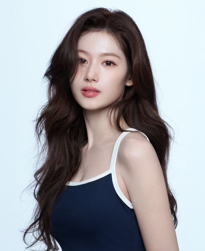 predicts25's tweet image. Twice Sana is currently in a relationship.