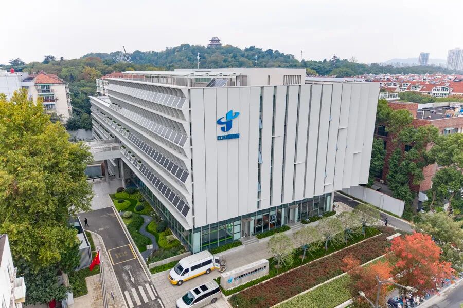 HereIsNanjing's tweet image. The new Low-Carbon Tech Building of Jiangsu Provincial Academy of Building Research in Nanjing is officially open! Self-generating green power + AI-driven energy management → near-zero energy consumption ♻️ #Nanjing #GreenBuilding #SustainableArchitecture