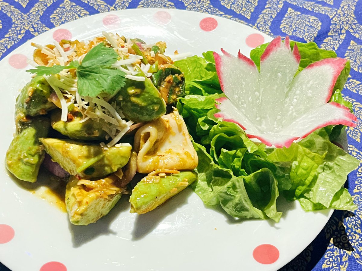 伝説のタイ料理人タムさんを発見！
日本に戻ったとの報を受け急行。名作ヤムアボカドや牡蠣お好み焼きにトムヤムクンを堪能。魚介類たっぷりで大漁！
映画 #旅と日々 のチラシを新小岩サワデイーチャオで貰ってね♪
タムさんも故郷を出てからずっと旅の途中の気分なのかもね
#映画好きと繋がりたい