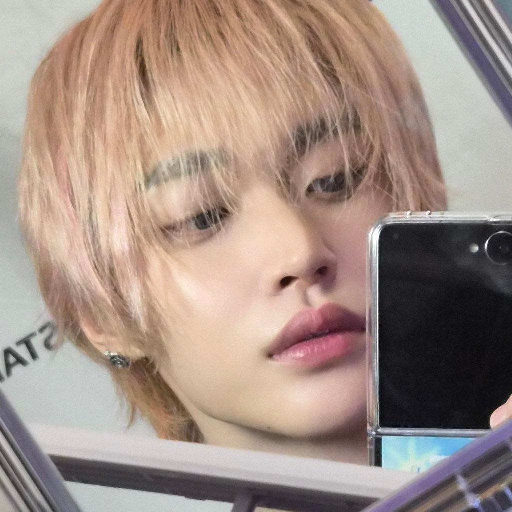 입술진짜푸딤하고 존나기엽따…………..