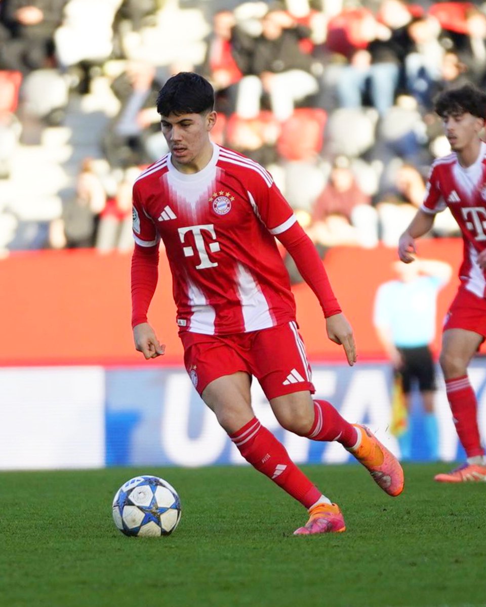 𝐀𝐓𝐄𝐍𝐂𝐈𝐎𝐍: Felipe Chávez 🇵🇪 volvió a sumar minutos luego de estar dos meses fuera de las canchas.

El volante peruano jugó 30' en el empate del Bayern Múnich ante el Sporting Club por la UEFA Youth League (U19).

🔙 El último partido de Chávez había sido ante Chile en