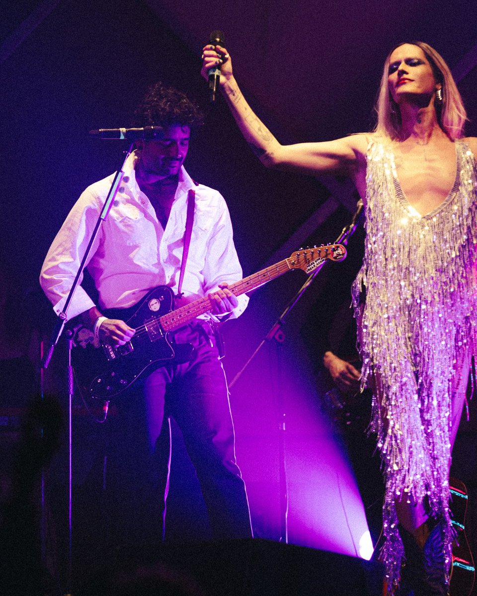 Tem coisa que não dá pra explicar. E eu sigo imersa em todo o amor que trocamos nesse último show do ano no @cine_joia. Obrigada a vocês por sempre estarem comigo de uma maneira tão generosa. 💞