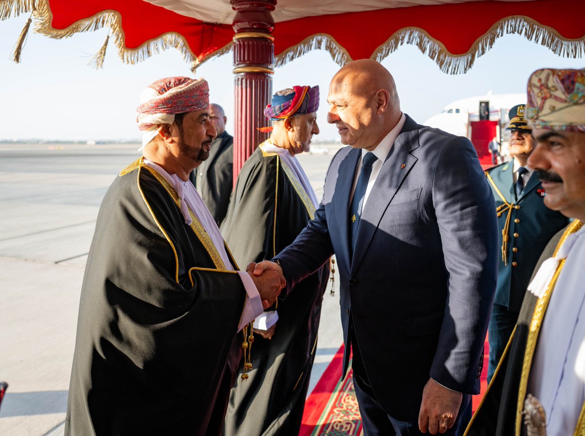 📸 جلالةُ السُّلطان المعظّم /حفظهُ اللهُ ورعاهُ/ في مقدّمة المُستقبلين والمُرحّبين بفخامةِ رئيس الجمهوريّة اللُّبنانيّة عند سُلّم الطّائرة لدى وصوله إلى المطار السُّلطاني الخاصّ في زيارةٍ رسميّةٍ لـ #سلطنة_عُمان تستغرق يومين.