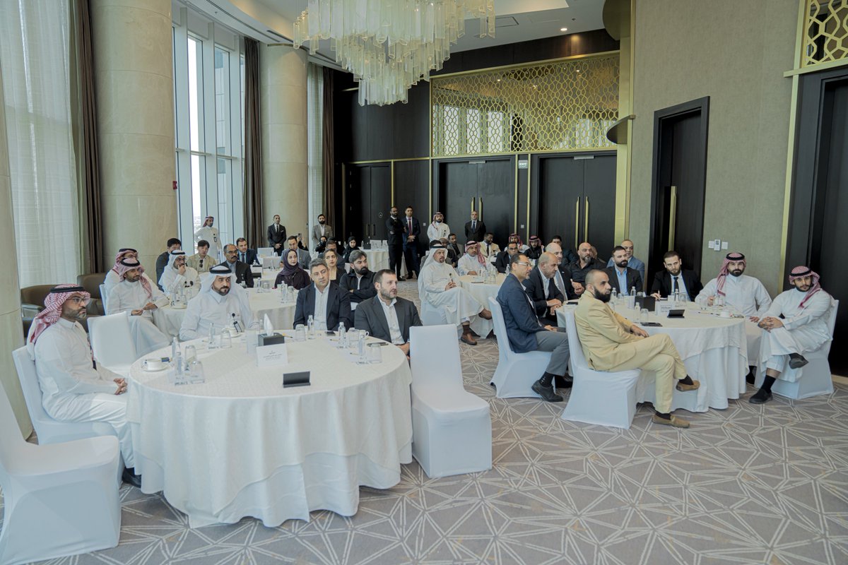 SaudiProject's tweet photo. نحو مستقبل سياحي واعد 

شركة صالح عبدالعزيز الراجحي تعقد شراكة استراتيجية مع مجموعة هيلتون لتشغيل فندقي هيلتون جاردن إن وهامبتون من هيلتون الواقع في #الرياض، ضمن رؤية طموحة لتطوير مشاريع فندقية ترتقي بمعايير الضيافة العالمية https://t.co/ObRu7qklS2
