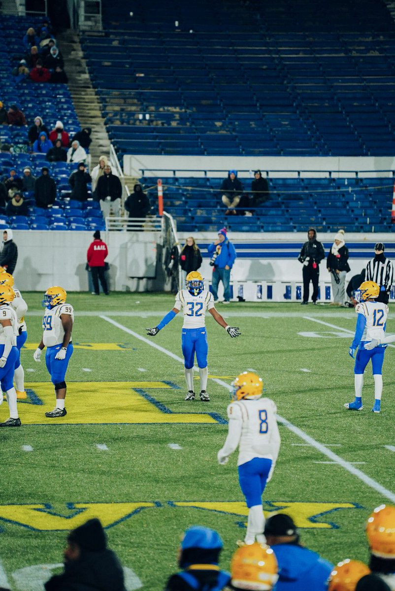 hudl.com/v/2TLtxm
Full junior season highlights