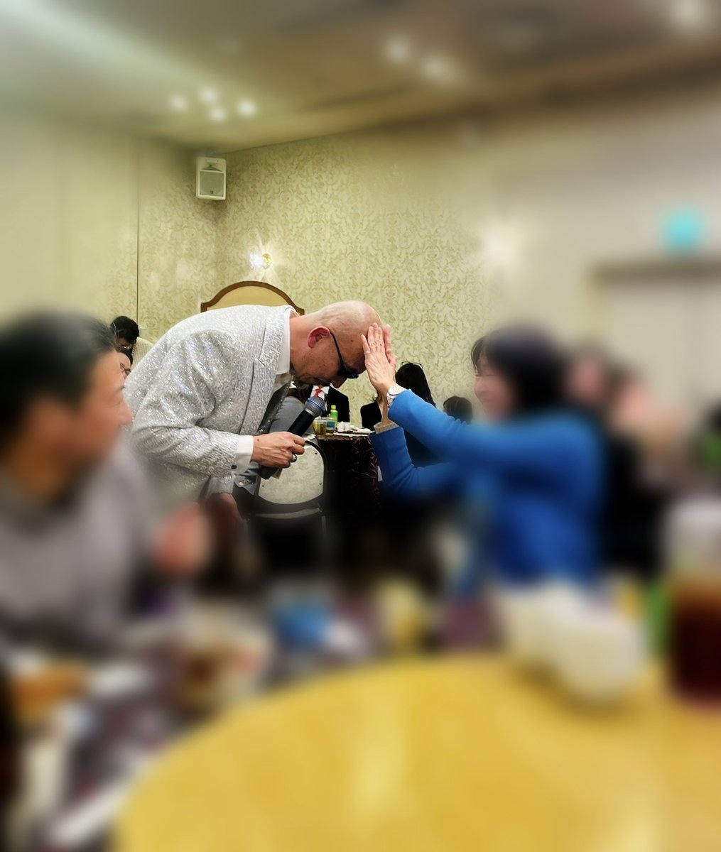 collabo_factory's tweet photo. 今日はまっちゃまさんがパーティにゲスト出演されて、松山千春さんの歌を披露🎤

懐かしい歌を聴いて思い出が蘇りました。
素晴らしい歌唱力と楽しいトークで盛り上がり✨お辞儀しながらのツキを呼ぶご挨拶！ありがとうございました😄 https://t.co/CX6wJ0wccQ