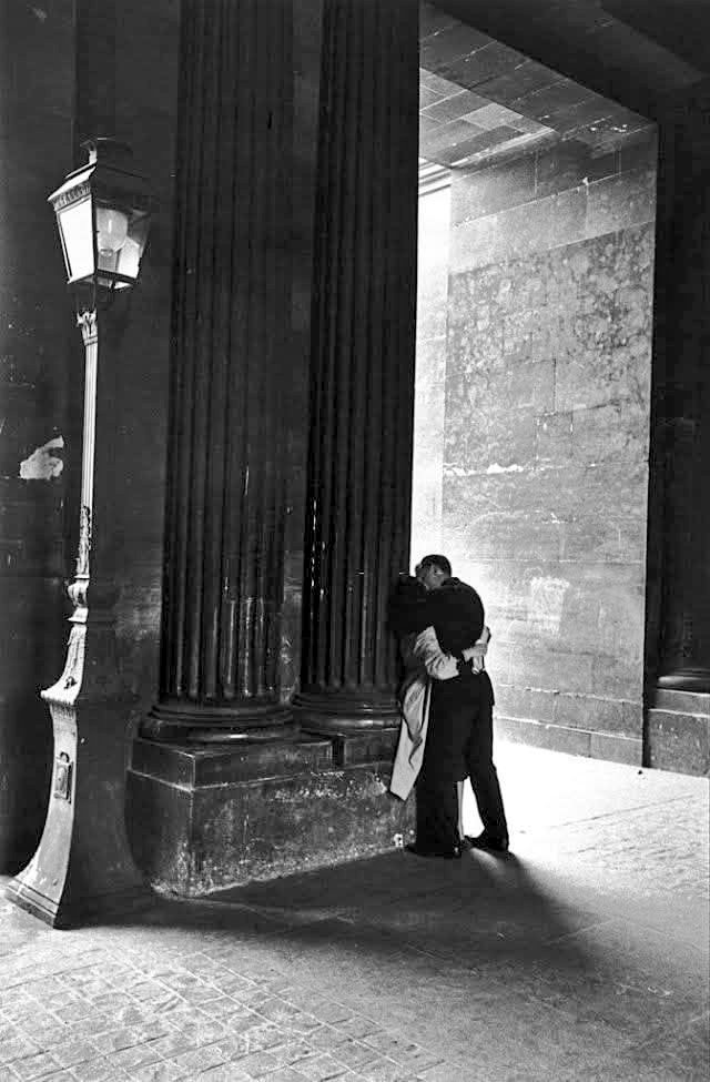 📸 Édouard Boubat. 
Les amoureux du Louvre 
1962. Paris