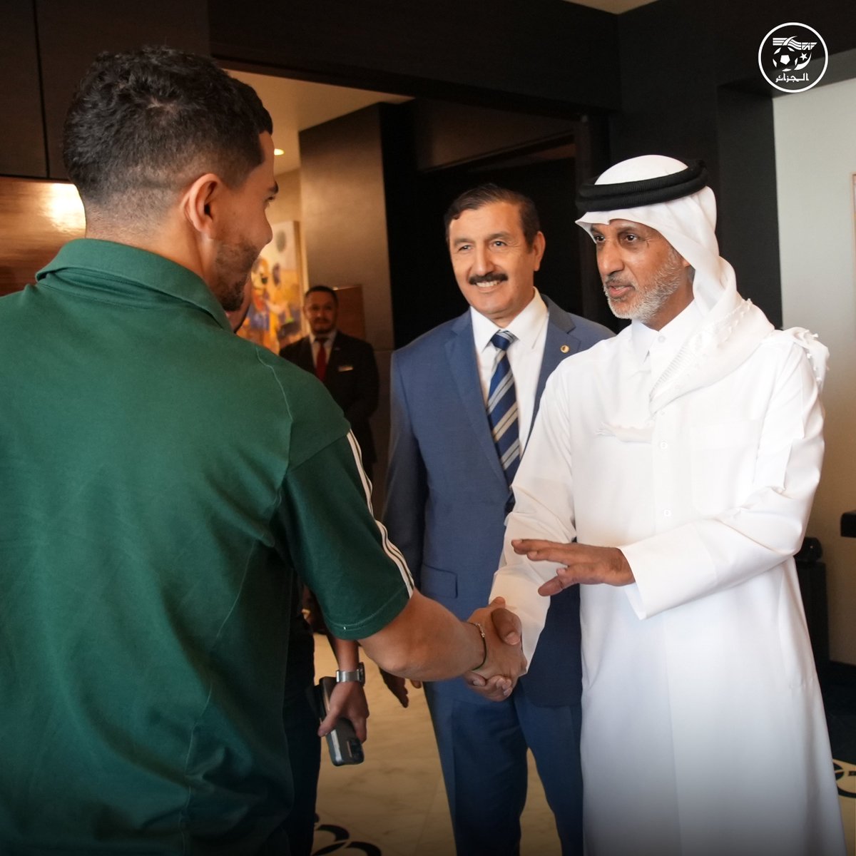 وزير الرياضة والشباب القطري الشيخ حمد بن خليفة بن أحمد آل ثاني في زيارة أخوية للمنتخب الوطني أ' بمقر إقامته بالدوحة