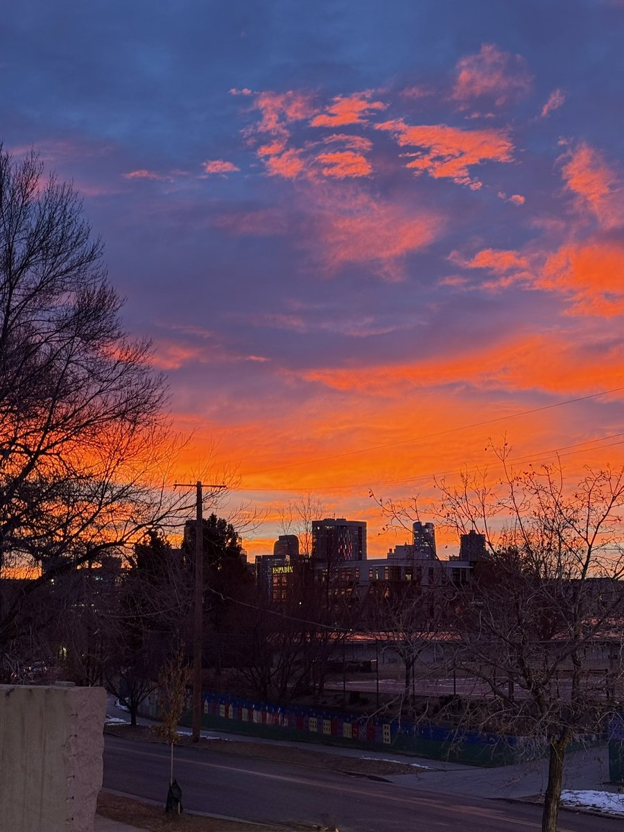 KBatComm's tweet image. Stunning sunrise this morning over downtown #Denver 🧡
