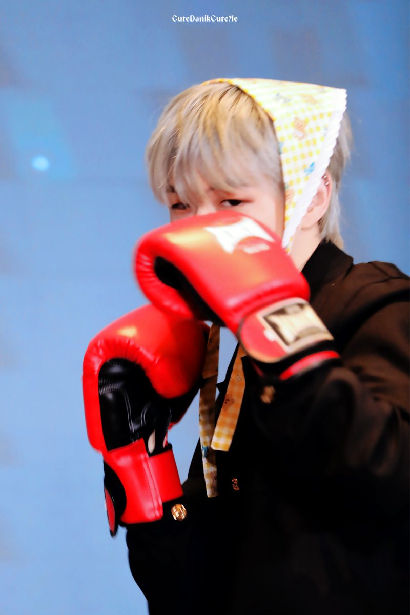 necogaras's tweet photo. 🎂最火辣的拳头生日快乐🎂

#빛처럼내려와_숨멎을듯나타난_강다니엘생일
#온세상이_강다니엘로_물들어
#BIRTHDAY_CALL_TO_DANIEL
#HAPPYDANIELDAY

photo：@CuteDanikCuteMe
edit：me https://t.co/E8tQ4nKJrz