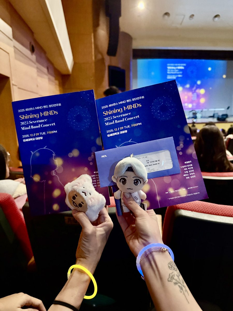 A MIND-blowing concert 🪷✨

It was a full-circle moment. Once upon a time, I went outside of a certain company to protest certain things. I met an ARMY there. Tonight, she found me again when I was getting seated. The seat next to me was empty, so she ended up sitting with me. I