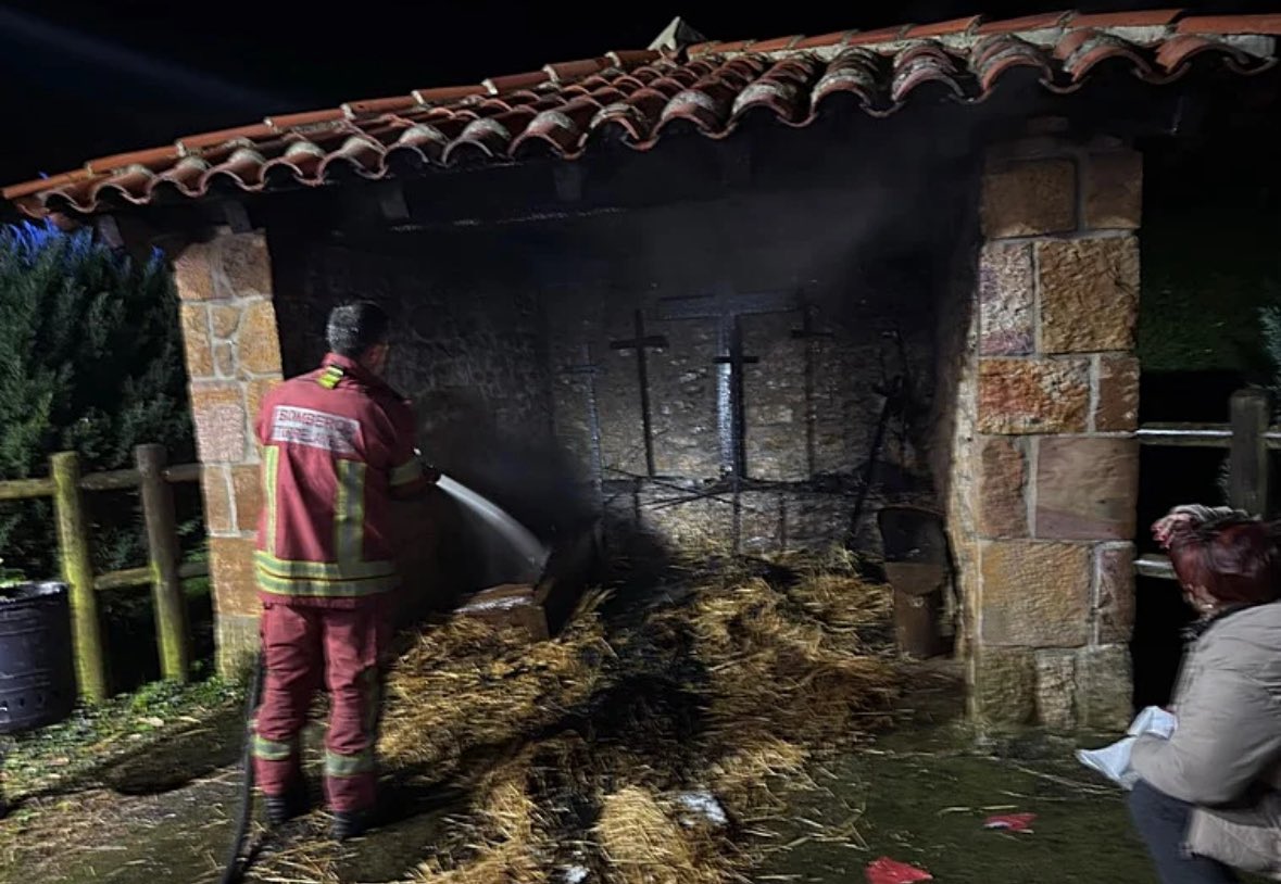 tonilopez_Vox's tweet photo. 🔴Hace apenas unos días sabotean el alumbrado de Navidad de Novales, ahora prenden fuego al Belén de Oreña 

Por más que lo intenten no podrán ni con nuestras costumbres ni con nuestras tradiciones 
Cantabria cada vez está peor. https://t.co/7D7Uo0rQcv