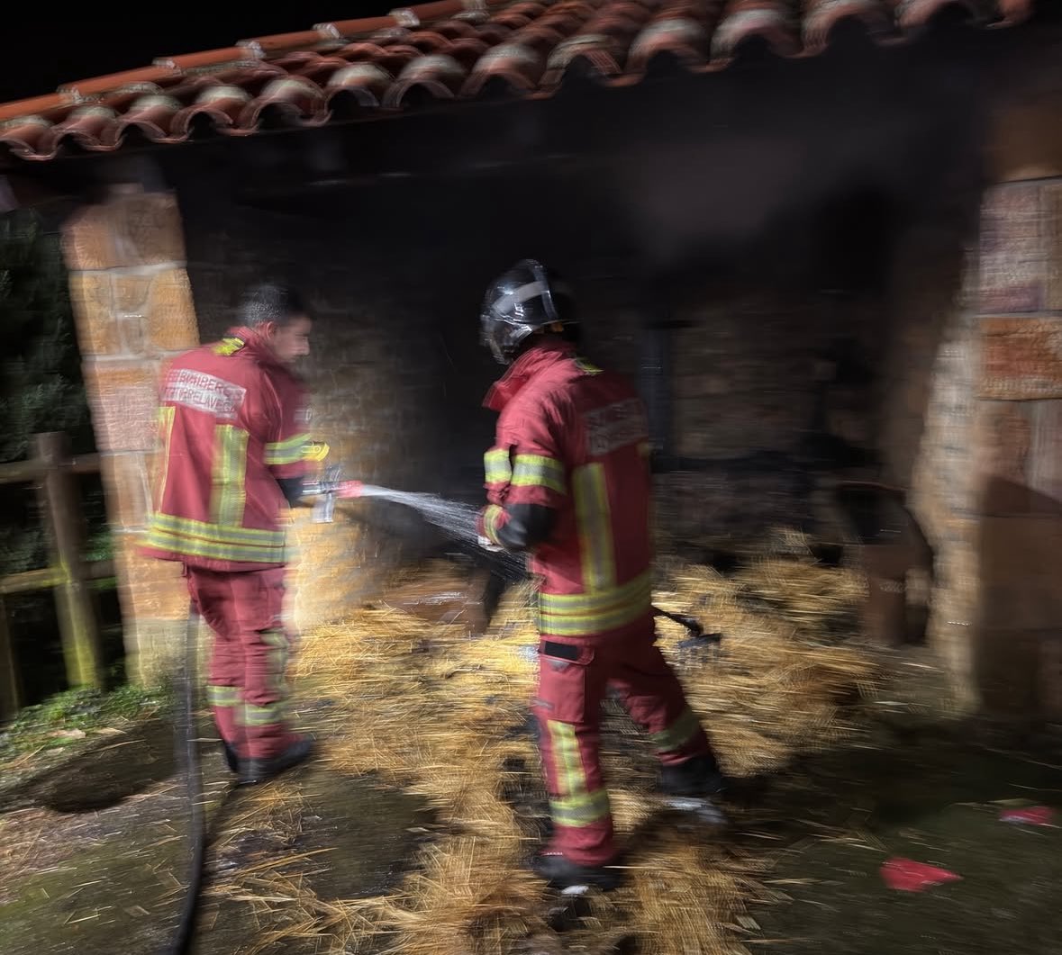 tonilopez_Vox's tweet photo. 🔴Hace apenas unos días sabotean el alumbrado de Navidad de Novales, ahora prenden fuego al Belén de Oreña 

Por más que lo intenten no podrán ni con nuestras costumbres ni con nuestras tradiciones 
Cantabria cada vez está peor. https://t.co/7D7Uo0rQcv