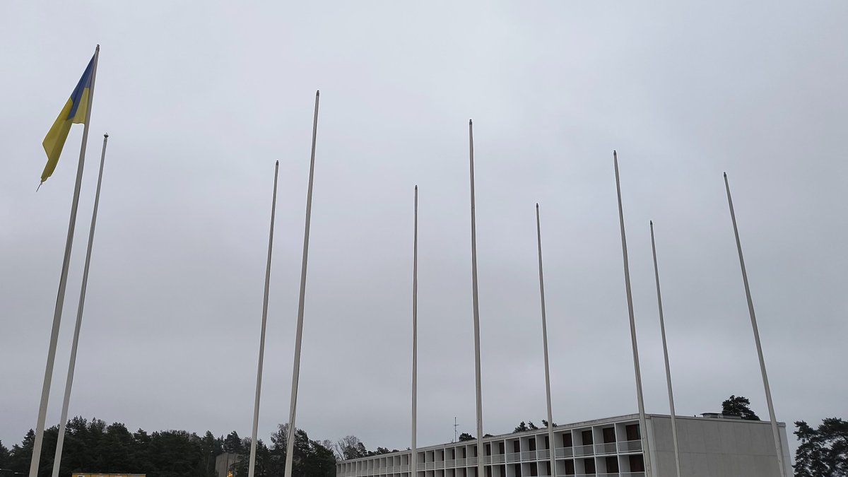 APakaslahti's tweet photo. Ukrainan lippu liehui Tapiolassa Espoon kulttuurikeskuksen edessä jopa Suomen itsenäisyyspäivänä. Yksikään Suomen lippu ei enää liehunut siellä maanantaina kaksi päivää itsenäisyyspäivän jälkeen. Ukrainan lippu jatkoi liehumistaan. https://t.co/j8QCjJ2JF7