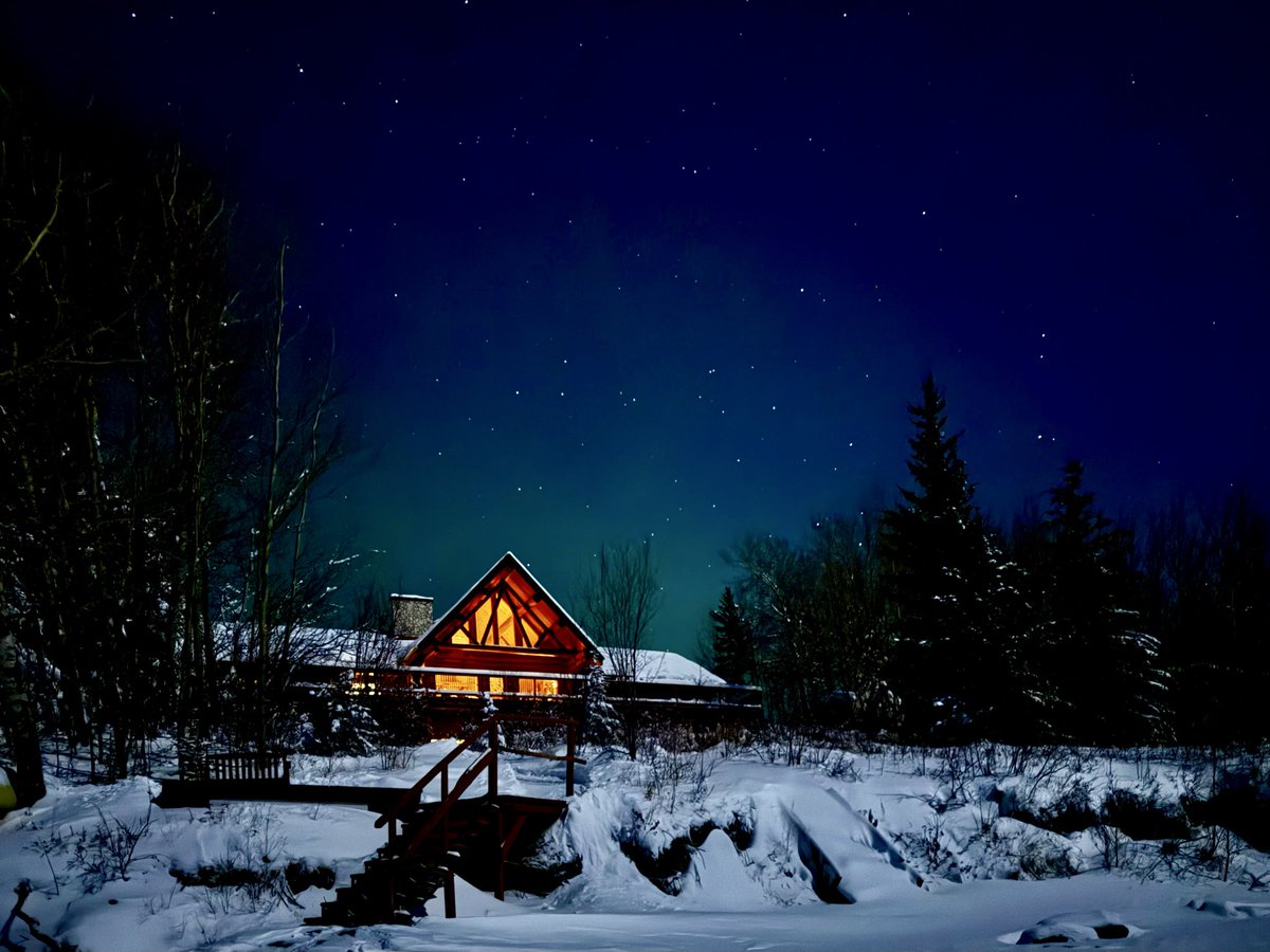 LDHTravelAtWill's tweet photo. We are in the Yukon chasing Northern Lights at the Inn on the Lake on Marsh Lake outside Whitehorse.   Our first night was a success.  But at -30C …. very cold! https://t.co/cbkdAH0V4c