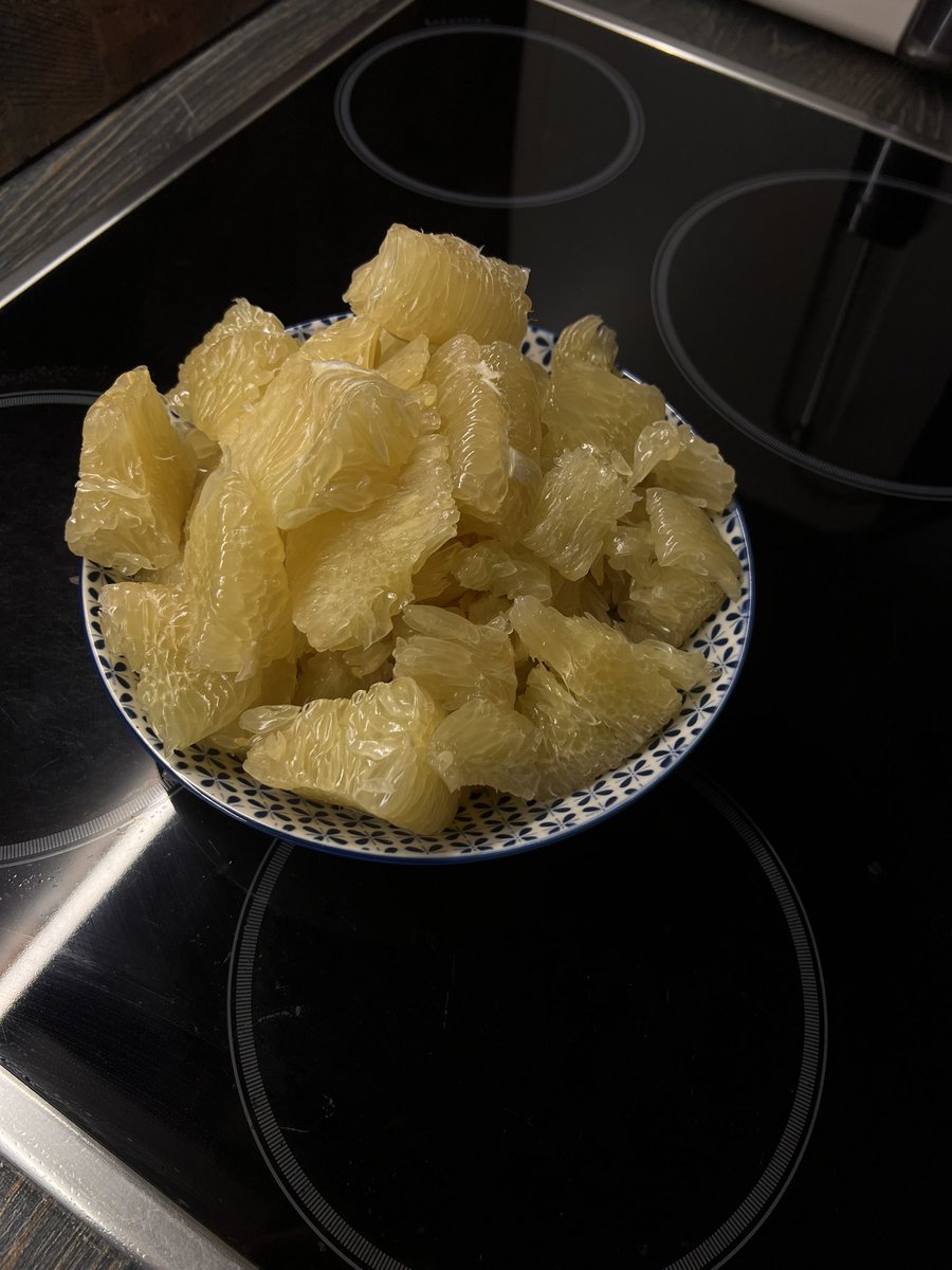 Я всегда считал помело самым вкусным фруктом, и вот сейчас, когда я съел на ночь грамм 600 этой вкуснятины - я наконец погуглил и оказалось, что помело это не гибрид, это древний чистый цитрус, так же как и мандарин. А вот апельсин и грейпфрут это результат селекции. Люблю помело
