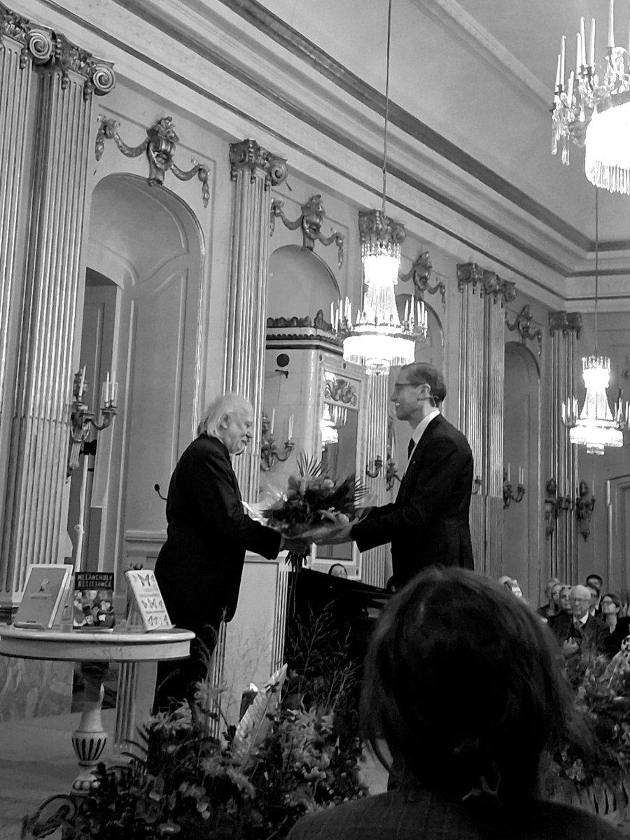 Acantilado1999's tweet photo. «Quise compartir con ustedes mis pensamientos sobre la esperanza, pero, como mis reservas de esperanza definitivamente se han agotado, hablaré sobre los ángeles».

Así empezó el discurso del escritor László Krasznahorkai en la Academia Sueca para aceptar el Premio Nobel. https://t.co/AVS43FRRuw