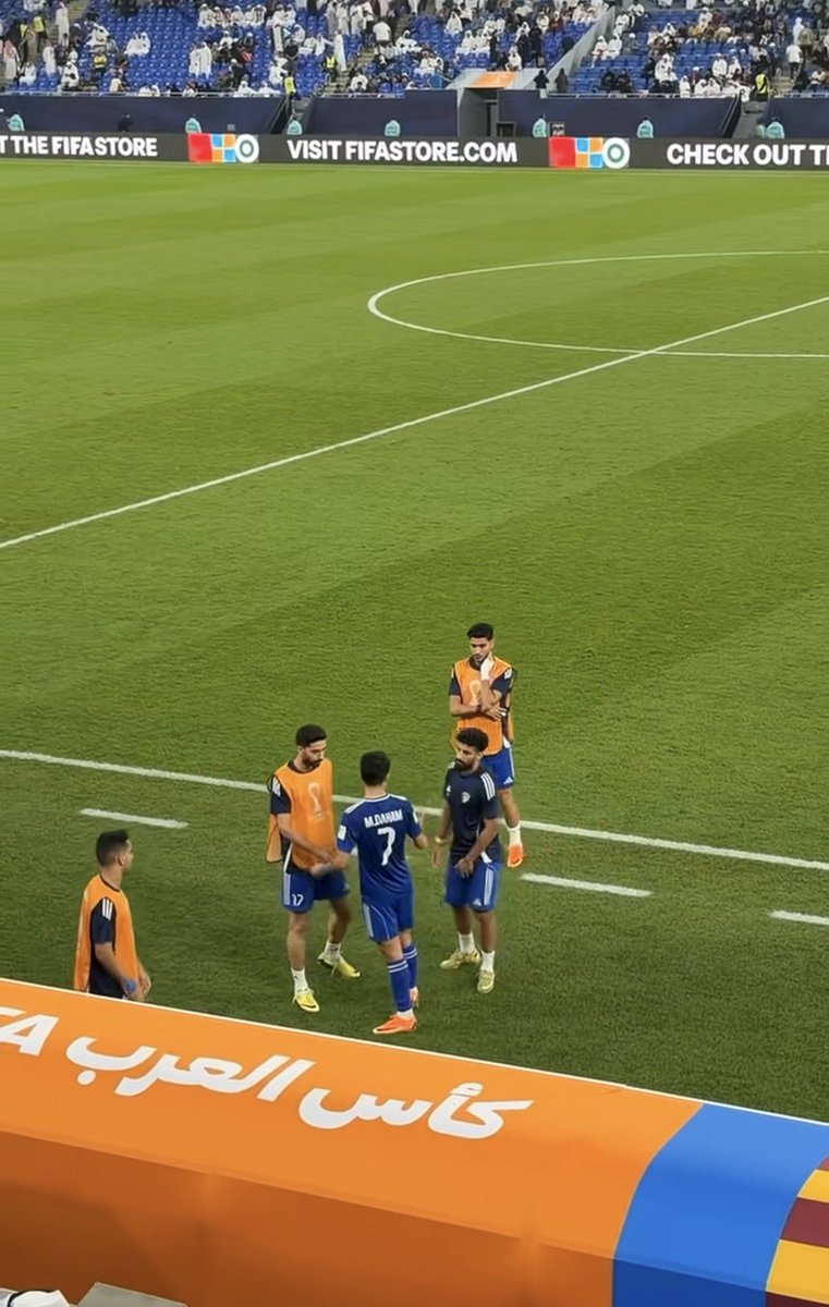 بعد نهاية الشوط الاول 🚨📸:

اللاعبين والجمهور والادارة حاطين الحمل على لاعب واحد مايصير ياجماعه والله اللاعب مضغوط من الكل !!

محمد دحام شكراً لك انك خليتنا نلعب البطولة ❤️🇰🇼.

#الكويت_الامارات #كأس_العرب #الاردن_مصر #منتخب_الإمارات #منتخب_الكويت