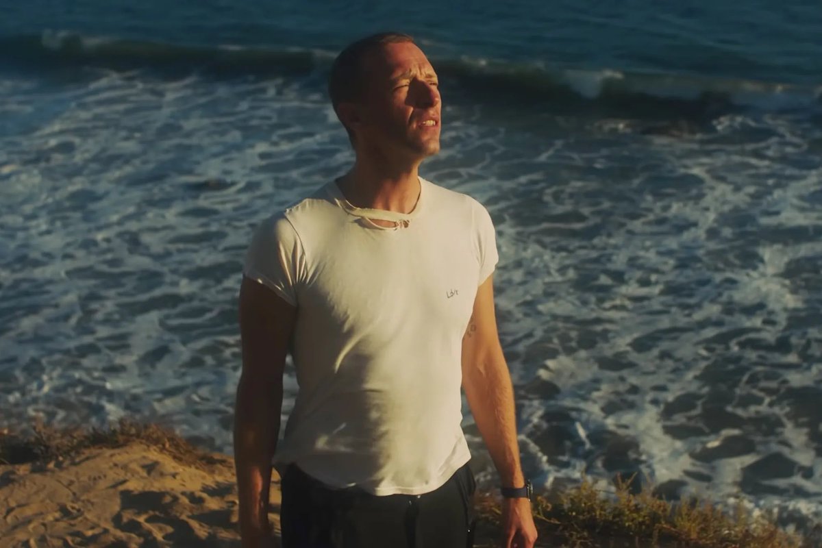 Hoje, dia 9 de dezembro, celebramos o lançamento do clipe “Everyday Life”!

Lançado há cinco anos, o vídeo é uma ode a diversidade cultural e foi gravado em diversas locações ao redor do mundo, sendo dirigido pela canadense Karena Evans. ☀️🌒