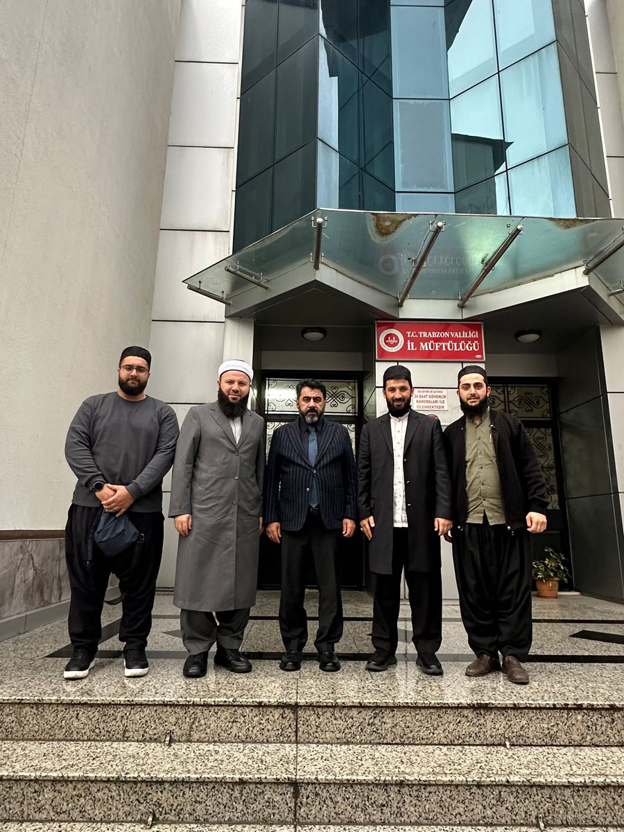 Trabzon Valimiz Azizi Yıldırım Beyefendi’ye,
Trabzon İl Müftümüz İsmail Çiçek Beyefendi’ye,
Büyükşehir Belediyesi Genel Sekreteri Gürkan Üçüncü Beyefendi’ye

Bizlere göstermiş oldukları samimi ilgi ve misafirperverlikleri için şükranlarımızı arz ederiz.