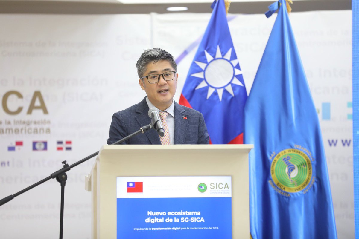 sg_sica's tweet photo. Presentamos el Nuevo Ecosistema Digital de la Secretaría General del #SICA, iniciativa clave en el proceso de modernización de la gestión regional y acelerar la #TransformaciónDigital. 🚀

La iniciativa, impulsada en el marco de #SICADigital y del Proyecto de Transformación Digital para la modernización del SICA, cuenta con el apoyo de la República de China (Taiwán); la cual integra plataformas y servicios interconectados que fortalecen la productividad institucional, el trabajo colaborativo, el teletrabajo, la interoperabilidad regional; promoviendo una cultura de trabajo digital segura, eficiente y transparente.

Durante el evento se presentaron los principales servicios digitales, sistemas de información e infraestructura tecnológica que conforman el #EcosistemaDigital, así como las nuevas estaciones de trabajo de última generación que se distribuirán al personal para maximizar el aprovechamiento de estas herramientas.
 
#TransformaciónDigital #IntegraciónRegional #SociosEstratégicos