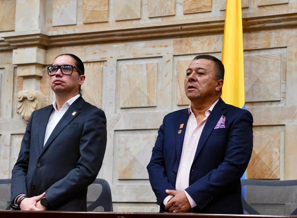 jua11se's tweet photo. 🎓🇨🇴 El @IES_CINOC es la prueba de que la descentralización sí transforma vidas. Desde Pensilvania, Caldas, han llevado educación y oportunidades donde históricamente no llegaban.
Por eso hoy, desde la Cámara, entregamos este reconocimiento: porque su trabajo demuestra que cuando el Estado se acerca al territorio, la gente no tiene que irse para poder soñar.

#SiempreAdelante #SenadoAhoraColombia